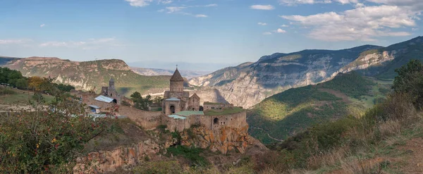 Ermenistan. Muhteşem bir manzaranın arka planına karşı Tatev Manastırı.