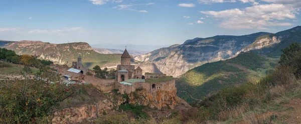 아르메니아. 장엄 한 풍경을 배경으로 하는 타테프 수도원. — 스톡 사진