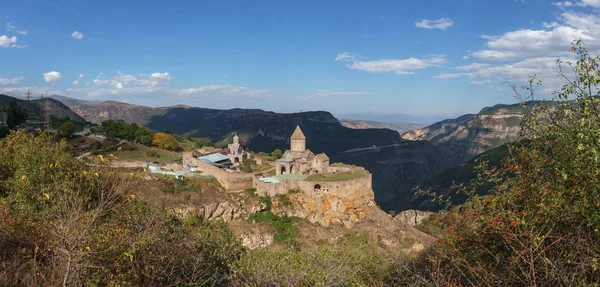 Армения. Монастырь Татев на фоне величественного пейзажа. — стоковое фото