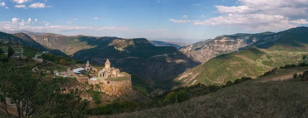 Ermenistan. Muhteşem bir manzaranın arka planına karşı Tatev Manastırı.