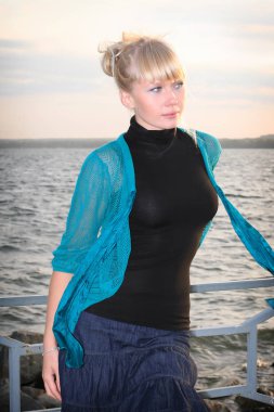 sarışın genç kız