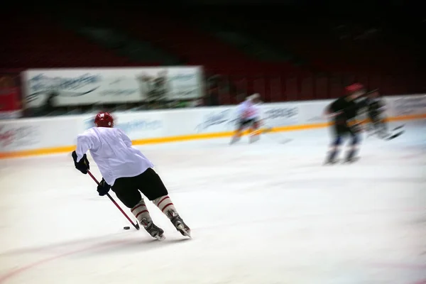 Jugador de hockey en equipo blanco genérico — Foto de Stock