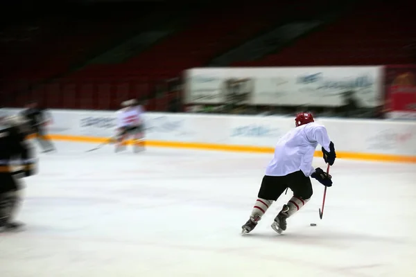 Hockeyspelare i generiska vit utrustning — Stockfoto