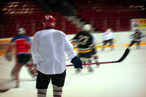 Jugador de hockey en equipo blanco genérico — Foto de Stock