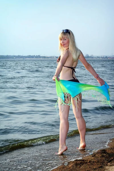 Young girl on beach — Stock Photo, Image