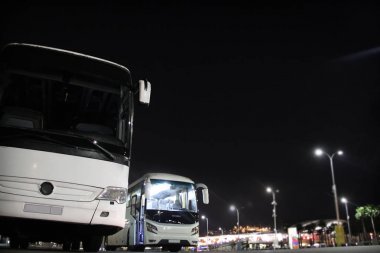 Şehirlerarası otobüs istasyonunda yolcuların geceleri bekliyor.