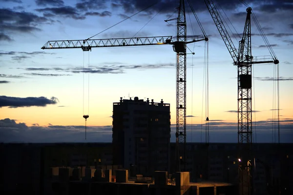 Guindastes de torre à noite — Fotografia de Stock