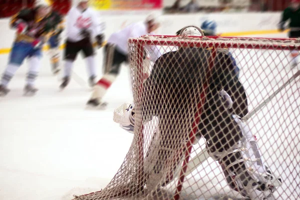 Hockey keeper beschermt poort — Stockfoto