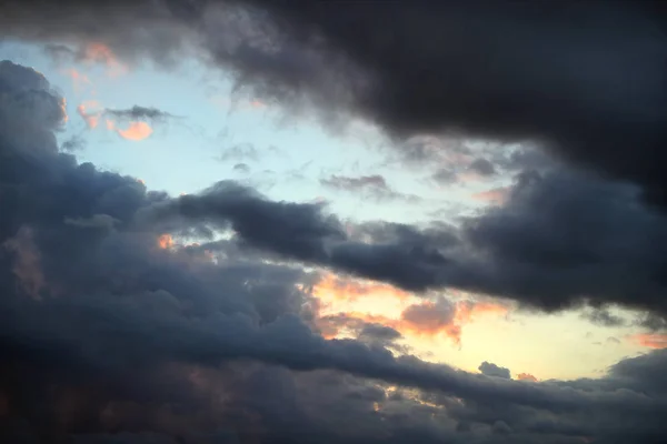 Yağmur önce karanlık thunderclouds — Stok fotoğraf