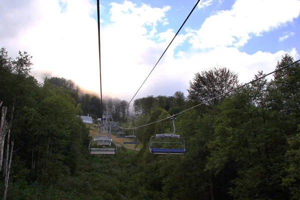 Cableway em estância de esqui Roza Khutor — Fotografia de Stock