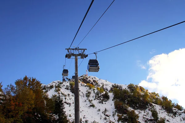 Τελεφερίκ στο χιονοδρομικό θέρετρο Ρόζα Khutor — Φωτογραφία Αρχείου