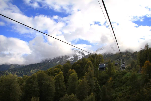 Cableway em estância de esqui Roza Khutor — Fotografia de Stock