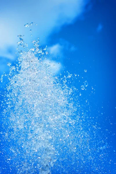 Σιντριβάνι νερού στο φόντο του γαλάζιου ουρανού — Φωτογραφία Αρχείου