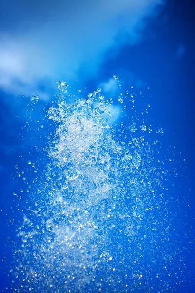 Water fountain on the background of blue sky — Stock Photo, Image