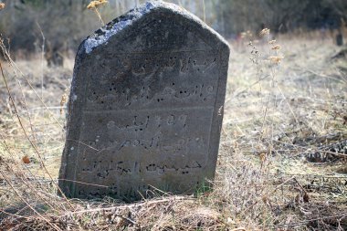 Arap yazıtlar ile antik mezar taşı