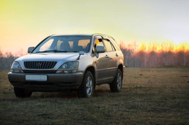 Muhteşem alan gözlemlemek için offroad araç park