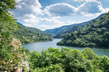 Danube nehri geçerken dağlar