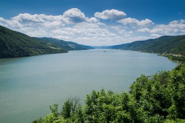 Danube nehri geçerken dağlar