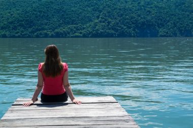 Nehir kıyısında genç kadın