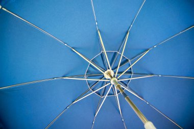 Mavi şemsiye tekerlek teli