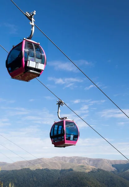 Stoeltjeslift op berglandschap — Stockfoto