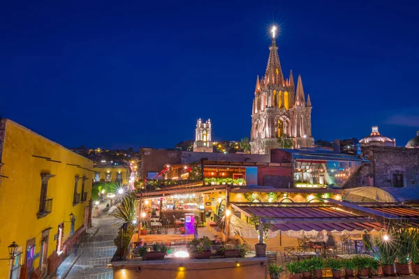 Мексика Parroquia San Miguel Arcangel Night — стокове фото