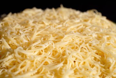 Mayonezli ve rendelenmiş peynirli salata.