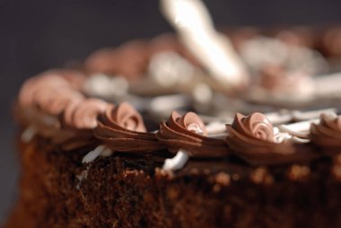 Şenlikli çikolatalı pasta yakın plan.