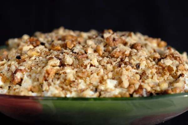 Mayonezli ve fındıklı salata.