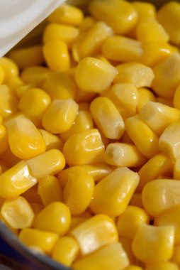 Kavanozda konserve mısır yakın plan.