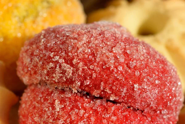 Красное печенье с крупным планом сахара — стоковое фото