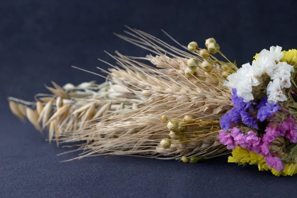 Kurumuş çiçekler ve buğday başakları.