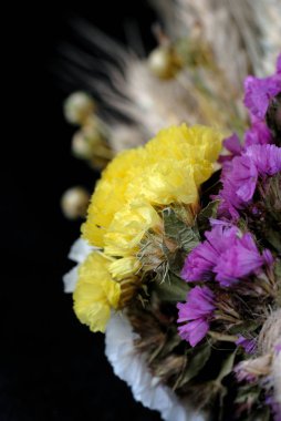 Kurumuş çiçek buketi ve dikenli dikenler yakın plan.