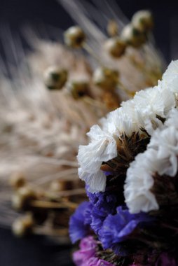 Kurumuş çiçek buketi ve dikenli dikenler yakın plan.