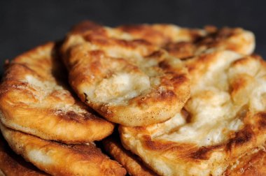 Tabakta taze fırınlanmış patates köftesi.