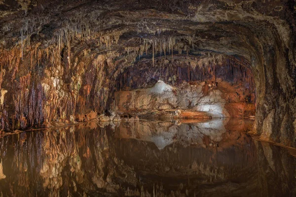 Colorido lago subterráneo con estalactitas —  Fotos de Stock