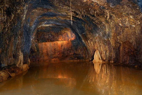 Lago subterráneo en la Gruta de las hadas —  Fotos de Stock