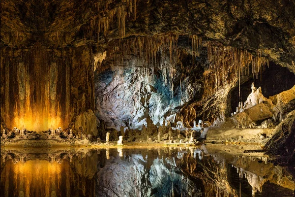 Kouzelné jezero pohádkové jeskyně Royalty Free Stock Obrázky