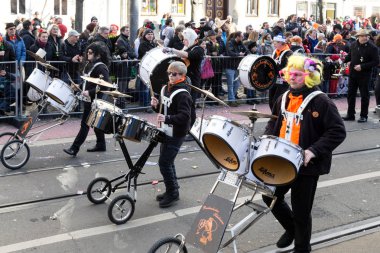 tekerlek üzerinde davul