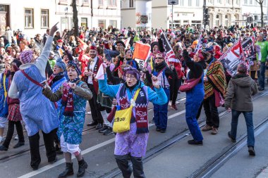 Büyükannelerin de karnavallar seviyorum