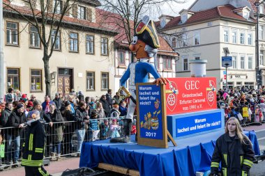 Neden gülüyor ve değil kutlamak?