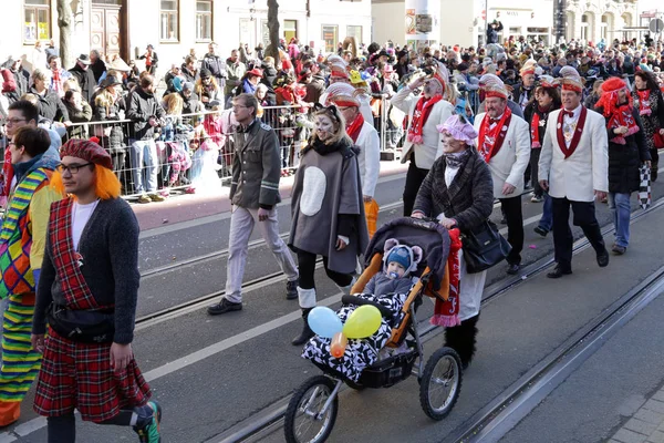 Bebek arabasındaki bebek üzerinde bir karnaval