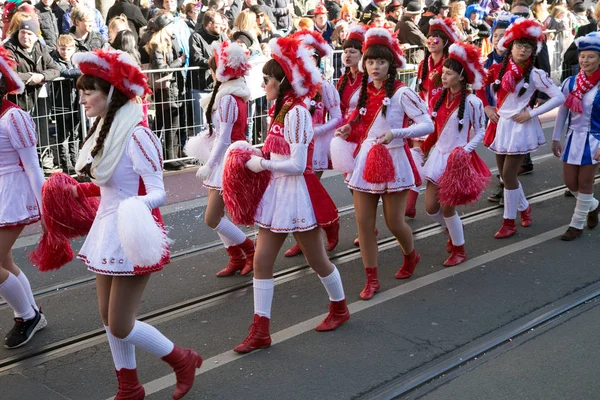 Parade van meisjes in witte carnaval kostuums — Stockfoto