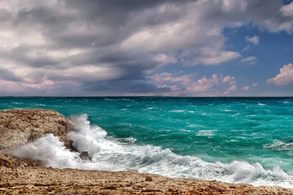 bir fırtına bulutu altında ağır deniz