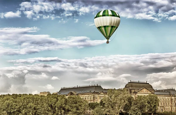 Suban al cielo bajo las nubes — Foto de Stock