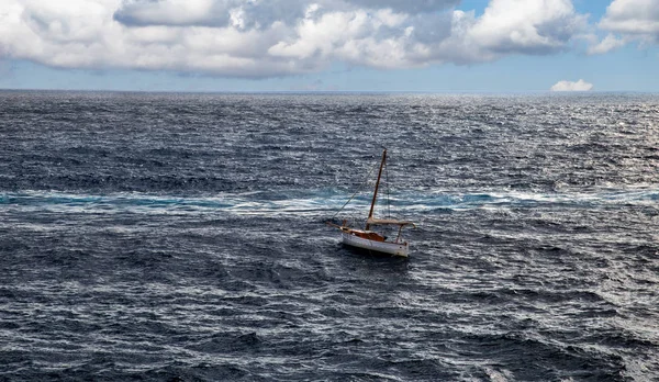 Barco de pesca en el mar — Foto de Stock