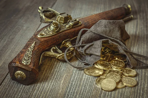 老式手枪 金币和钱包放在木制桌子上 — 图库照片