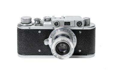 Geri çekilebilir lensli eski kamera beyaz arkaplanda izole edildi