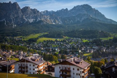 Şehrin üzerindeki bir tepeden Cortina d'Ampezzo manzarası, Dolomit