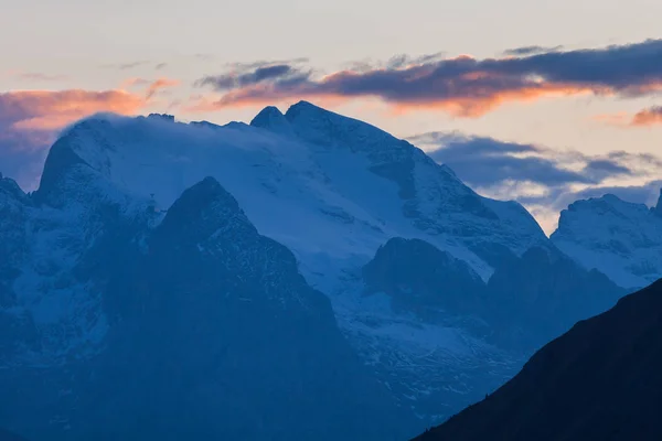 Alpenglühen und Wolken unterstreichen Marmolada, Cortina d 'ampezzo, — Stockfoto